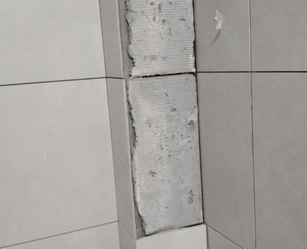 赤水瓷砖空鼓维修公司分享下瓷砖施工前基层浇水润湿程度不足，可能导致以下问题